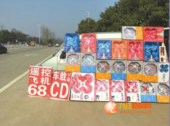 马路边售卖的“山寨无人机”。