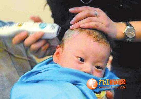 小孩子剃喜头。