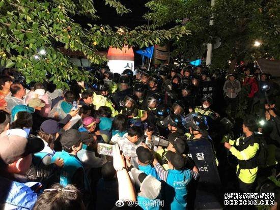 萨德即将完成部署 当地民众与警方发生激烈冲突