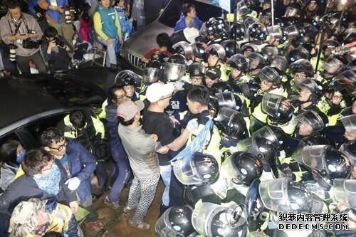 反萨德民众与韩国警方爆发冲突 将近30人受伤