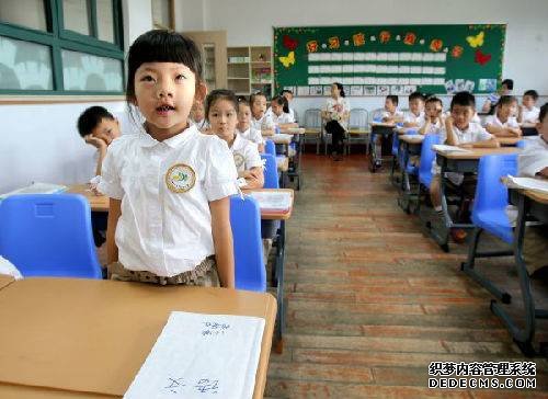 资料图片：上海理工大学附属小学一年级一班的语文课。新华社记者刘颖摄