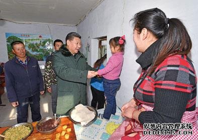 2017年1月24日，习近平来到河北省张家口市，看望慰问基层干部群众，考察脱贫攻坚工作。这是习近平在张北县小二台镇德胜村村民徐学海家中看望。（图片来源：新华社）
