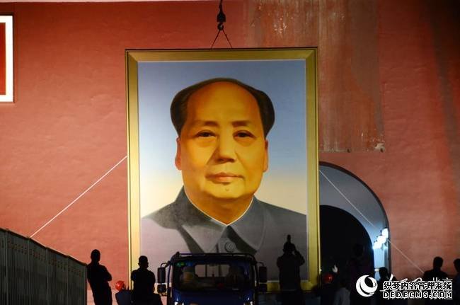 为迎接新中国成立68周年，昨夜23点，天安门城楼毛主席像进行了每年一次的“换新”工作。人民网尹星云 摄