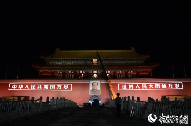 为迎接新中国成立68周年，昨夜23点，天安门城楼毛主席像进行了每年一次的“换新”工作。人民网尹星云 摄