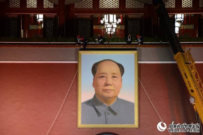 为迎接新中国成立68周年，昨夜23点，天安门城楼毛主席像进行了每年一次的“换新”工作。人民网尹星云 摄
