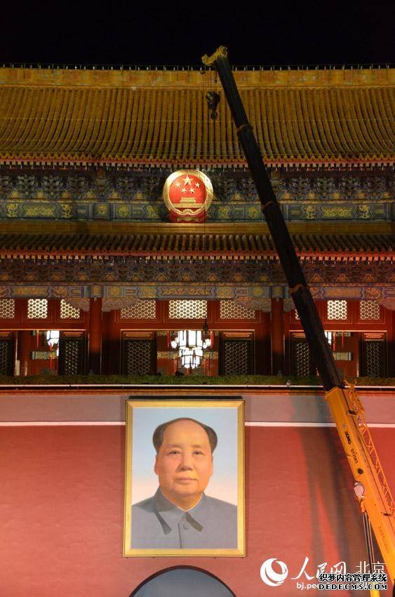 为迎接新中国成立68周年，昨夜23点，天安门城楼毛主席像进行了每年一次的“换新”工作。人民网尹星云 摄