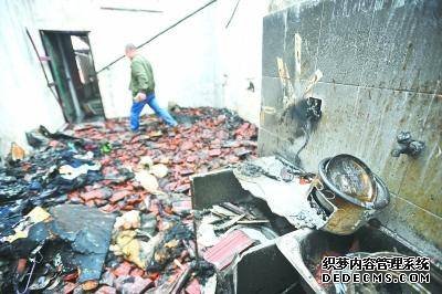 五楼突发火灾 四楼夫妇挨家挨户敲门示警救人
