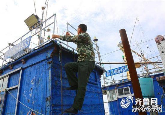 山东59岁护边员坚守海岸线34年:每天巡逻三四次