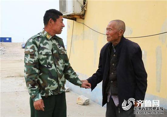 山东59岁护边员坚守海岸线34年:每天巡逻三四次