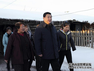 2014年1月26日，习近平冒着零下30多度的严寒，来到地处边陲的内蒙古阿尔山市伊尔施镇看望生活在林业棚户区的群众。