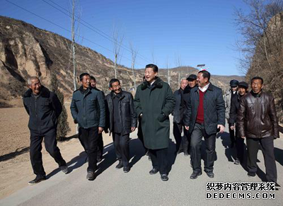 2014年2月13日，习近平在延安市延川县文安驿镇梁家河村看望村民，并就老区脱贫致富进行实地调研。
