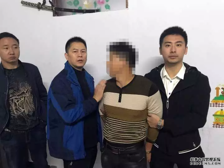 这个男人坚持坐动车过道 其身份曝光后朋友圈炸了