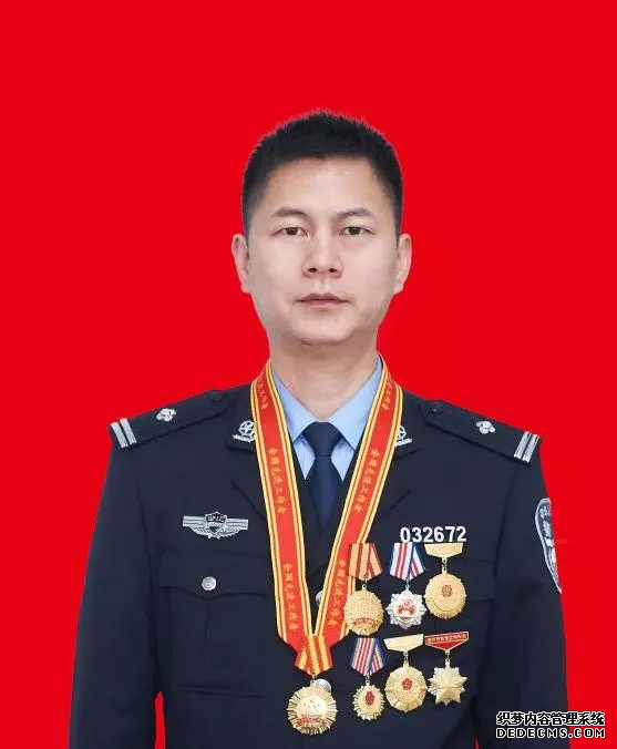 这个男人坚持坐动车过道 其身份曝光后朋友圈炸了