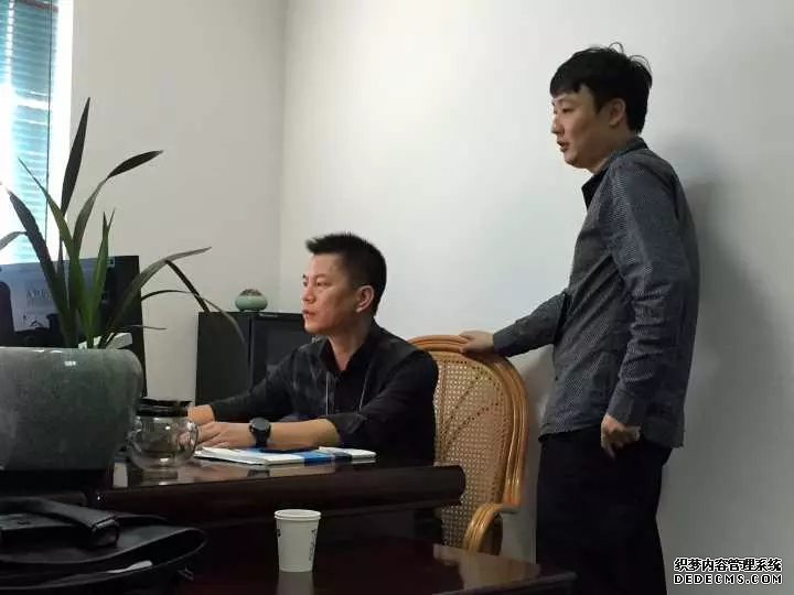 这个男人坚持坐动车过道 其身份曝光后朋友圈炸了