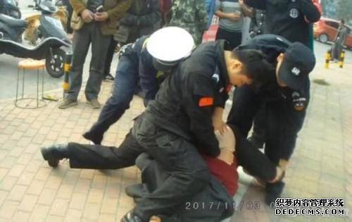 男子骑电动车违章被拦 辱骂并锁喉特警被一招制服