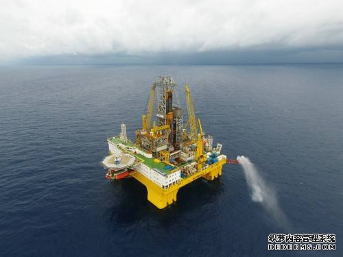 资料图片：这是在我国南海神狐海域进行天然气水合物试采作业的“蓝鲸一号”钻探平台（5月16日摄）。新华社记者梁旭摄