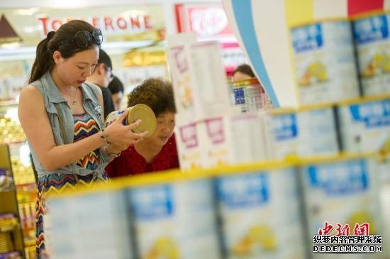 2017年12月1日起,特殊配方婴儿奶粉等187项消费品进口关税集中下调。骆云飞 摄