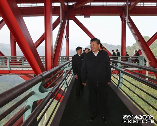 11月3日至5日，中共中央总书记、国家主席、中央军委主席习近平在湖南考察。这是3日下午，习近平来到位于湖南吉首市的矮寨特大悬索桥考察。新华社记者兰红光摄