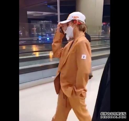 48岁宁静穿高跟鞋在跑步机上跳舞