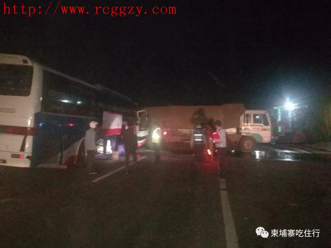 一辆柬埔寨旅游巴士撞向一辆卡车，对中国同胞造成严重伤害