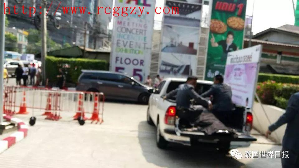 泰国警察总部的前副警察局长跳下了大楼，尸体被转移到了草地上