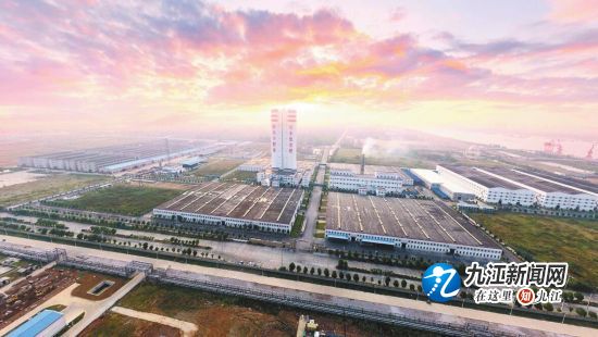 位于瑞昌市码头镇工业园的江西新洋丰肥业有限公司，总投资12.8亿元，占地面积600余亩，并投资2.6亿元自建专用码头。项目于2015年初动工，分两期建设，规模为年产120万吨新型复合肥，其中一期80万吨年。一期投资6.8亿元已建成2条年产20万吨高塔造粒作物专用复合肥生产线和2条年产20万吨转鼓造粒尿基复合肥生产线，年产新型复合肥80万吨。项目建成后将实现年销售收入约24亿元，年缴纳税收近亿元，可解决当地1000多人的就业。　（本报记者 邝南先