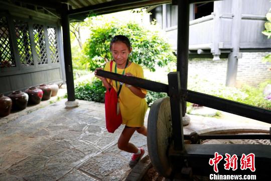 美国华人青年桂林“寻根”体验传统文化魅力