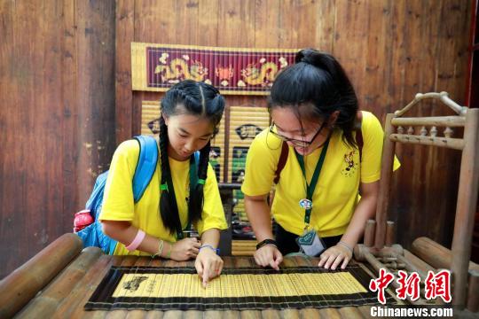 美国华人青年桂林“寻根”体验传统文化魅力