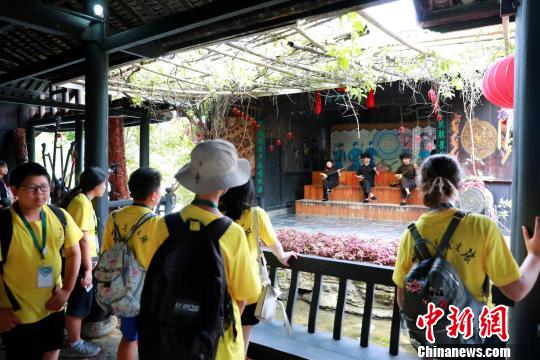 美国华人青年桂林“寻根”体验传统文化魅力