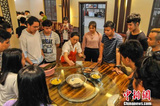 泰国学生广西学习包蝎子体验中国味