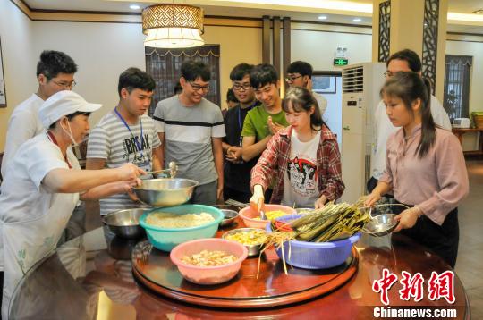 泰国学生广西学习包蝎子体验中国味