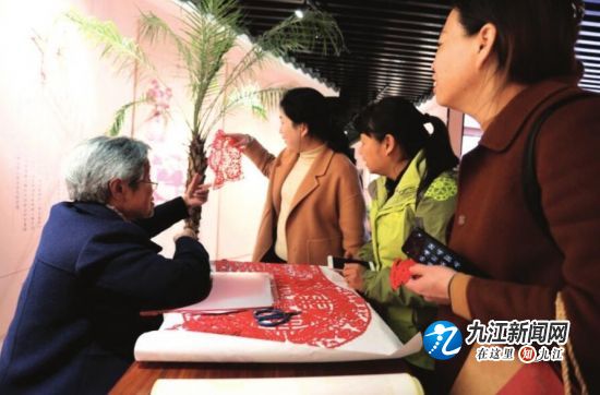 现场剪纸表演