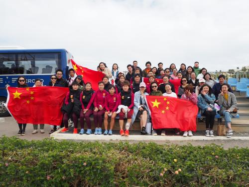 中国奥林匹克女子足球队为中国海外留学生组织啦啦队队员欢呼