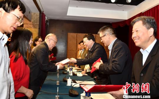 超过700人获得“梁良生华侨科技奖励基金”奖