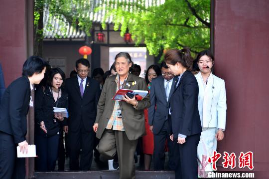 泰国公主访问“三苏和他的儿子”的故居写中国书法