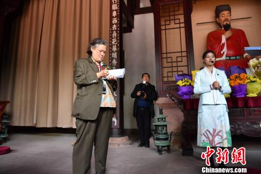 泰国公主访问“三苏和他的儿子”的故居写中国书法