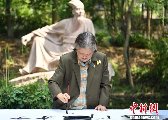 泰国公主访问“三苏和他的儿子”的故居写中国书法