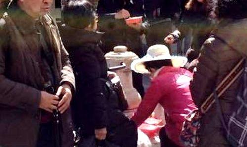 中国游客在威尼斯街头就餐，行为不一致