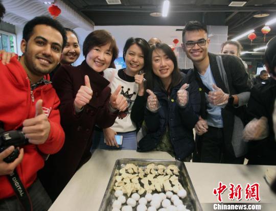 26名中国学生重庆宝堂园度过了中国元宵节