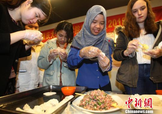 26名中国学生重庆宝堂园度过了中国元宵节