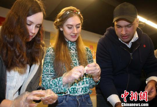 26名中国学生重庆宝堂园度过了中国元宵节