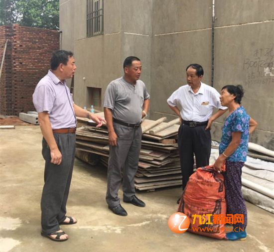 力劝庆丰村六家垅住户撤离家中