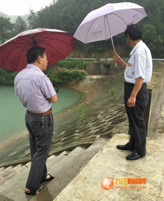 冒暴雨查看水库